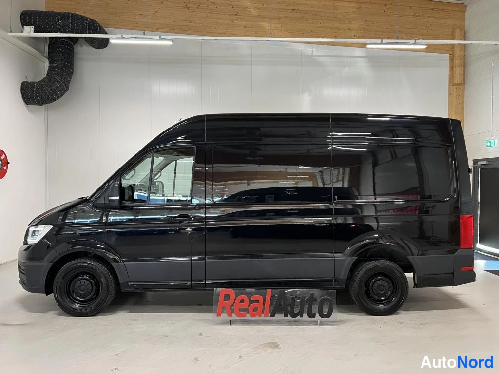 Musta Volkswagen Crafter 2019, sivulta, kuva 5