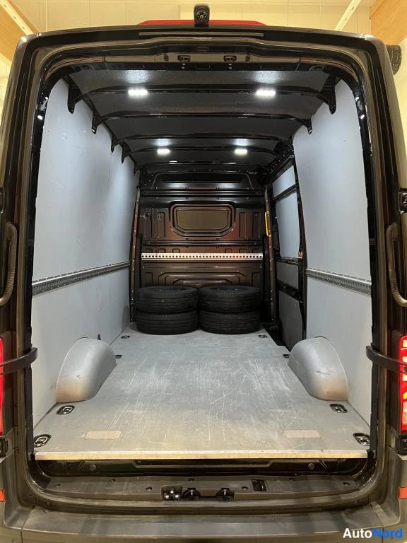 Musta Volkswagen Crafter 2019, tavaratila, kuva 13