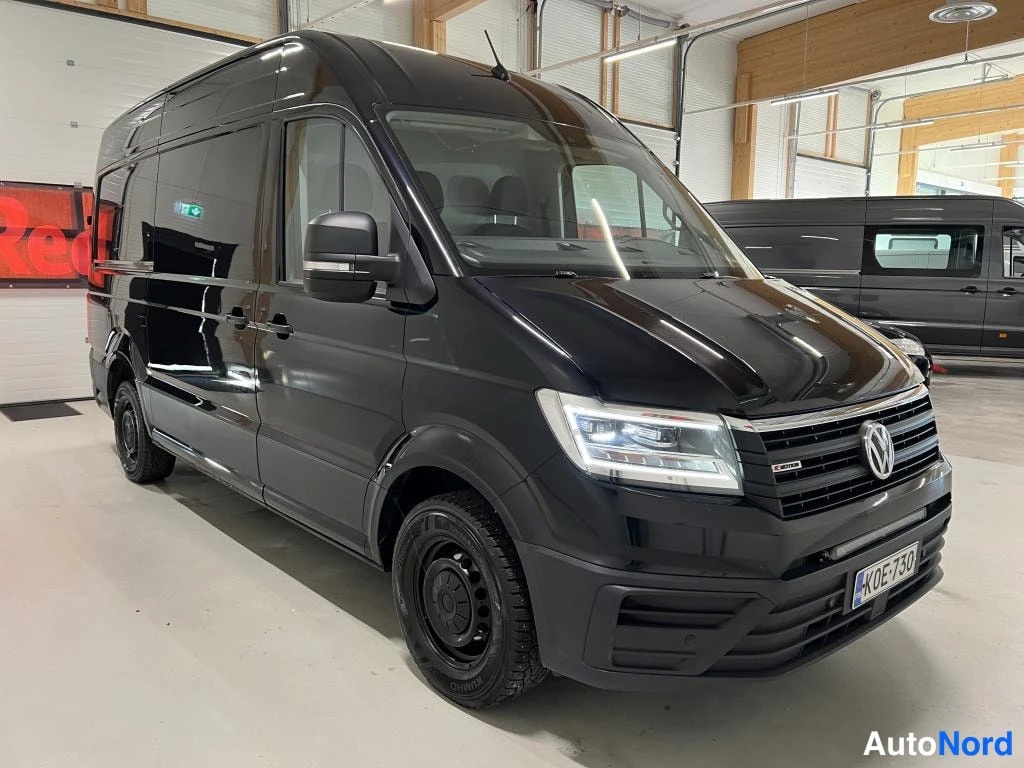 Musta Volkswagen Crafter 2019, etuviisto, keula oikealle, kuva 3