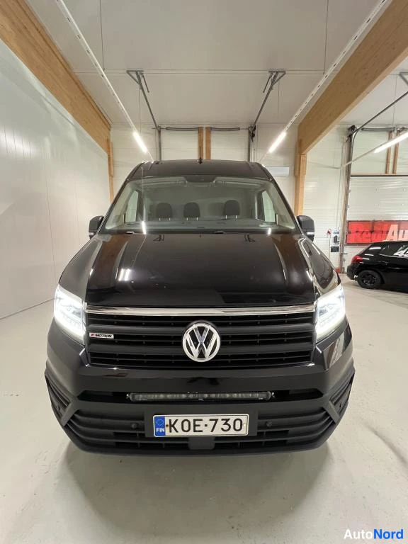 Musta Volkswagen Crafter 2019, edestä, kuva 4