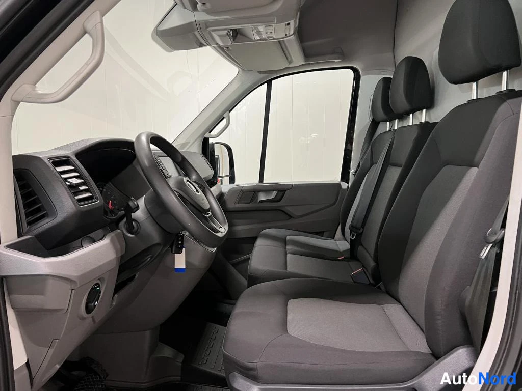 Musta Volkswagen Crafter 2019, ohjaamo, kuva 9