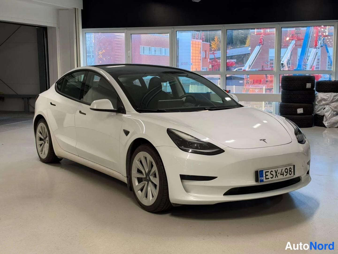 Valkoinen Tesla Model 3 2021, etuviisto, keula oikealle, kuva 2
