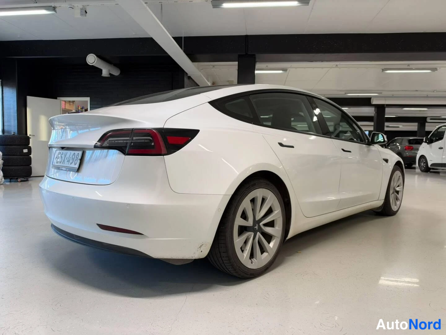 Valkoinen Tesla Model 3 2021, takaviisto, kuva 3