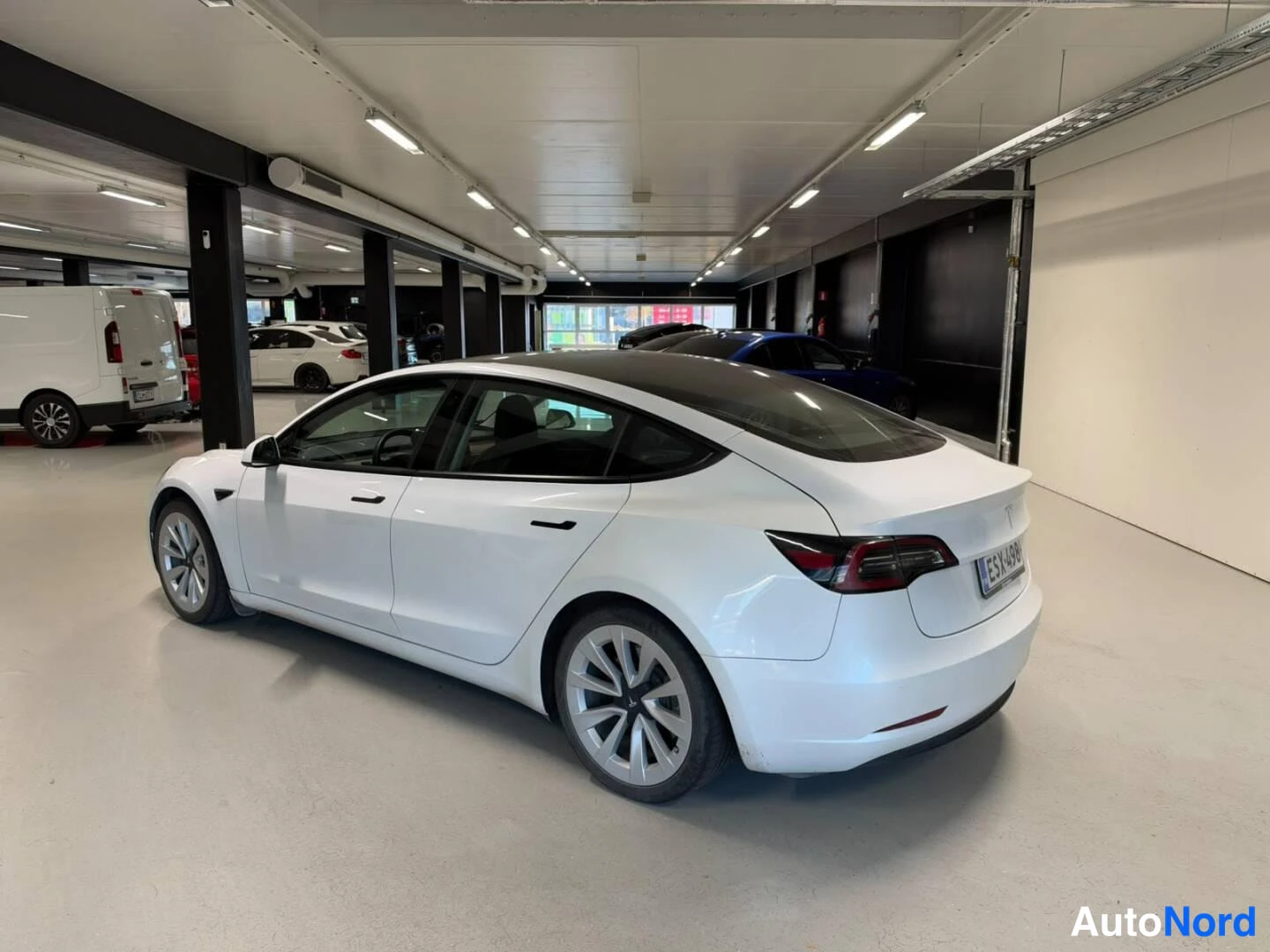 Valkoinen Tesla Model 3 2021, takaviisto, kuva 4