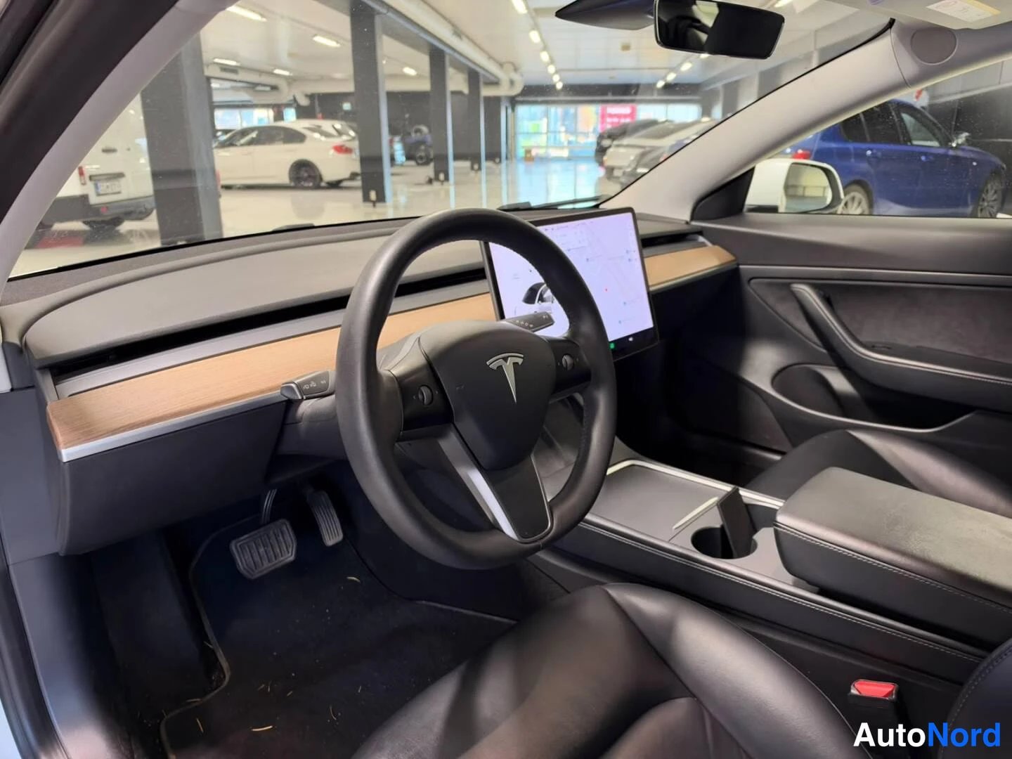 Valkoinen Tesla Model 3 2021, ohjaamo, kuva 5