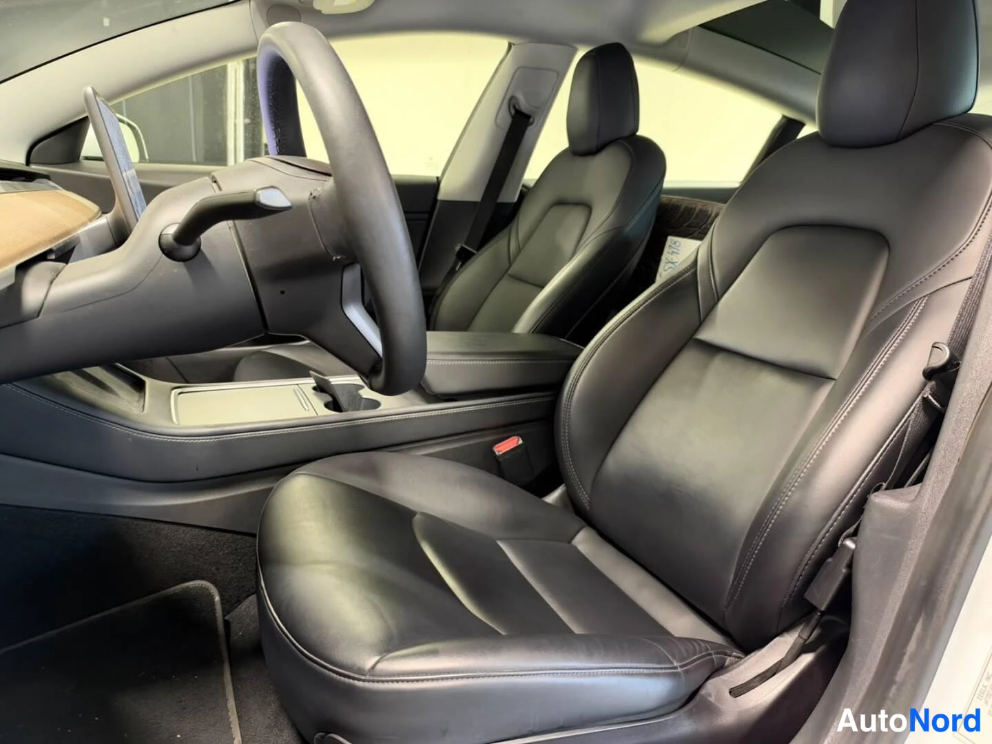 Valkoinen Tesla Model 3 2021, etuistuimet, kuva 6