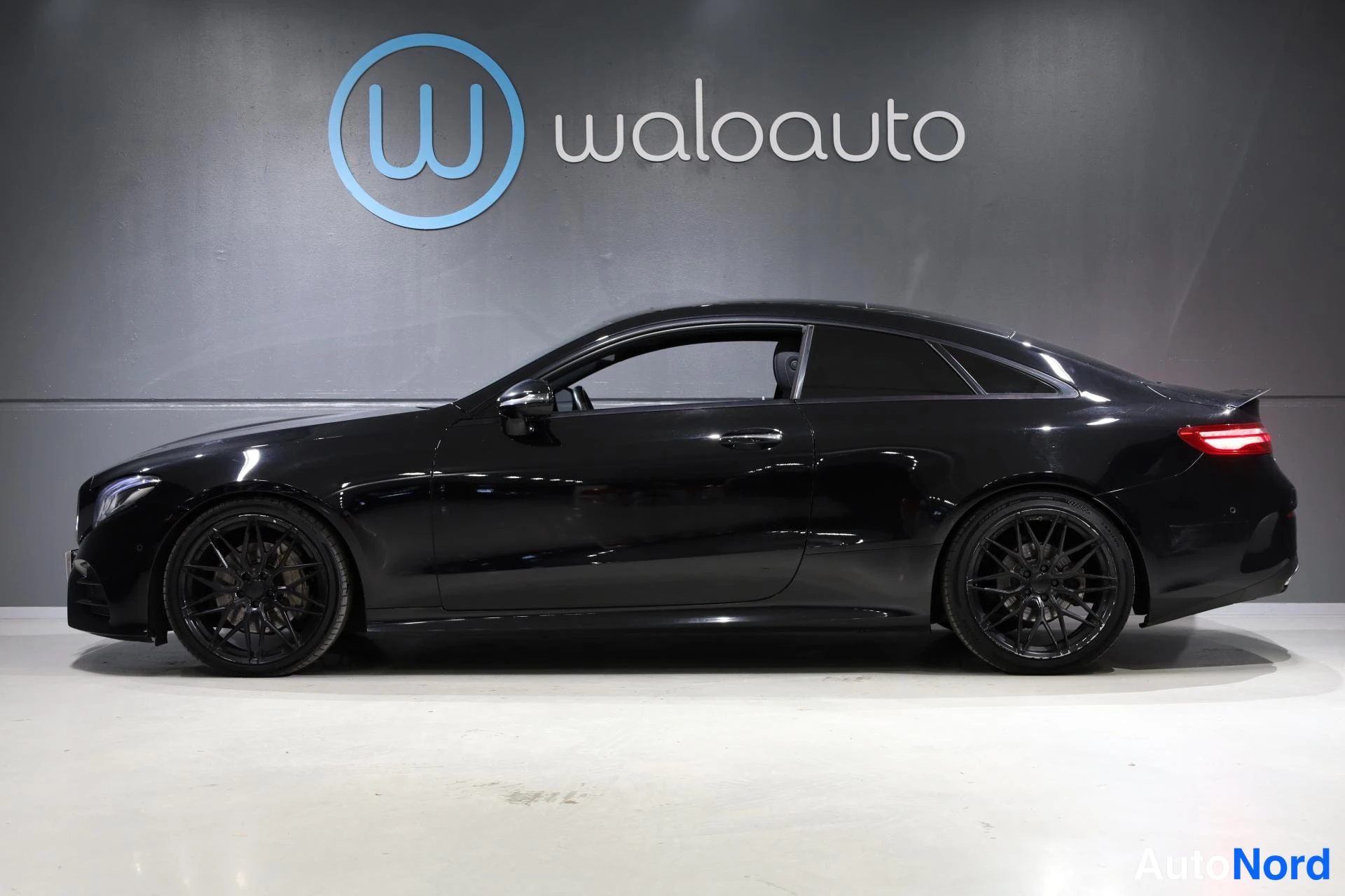 Black Mercedes-Benz E 2017, side, photo 4