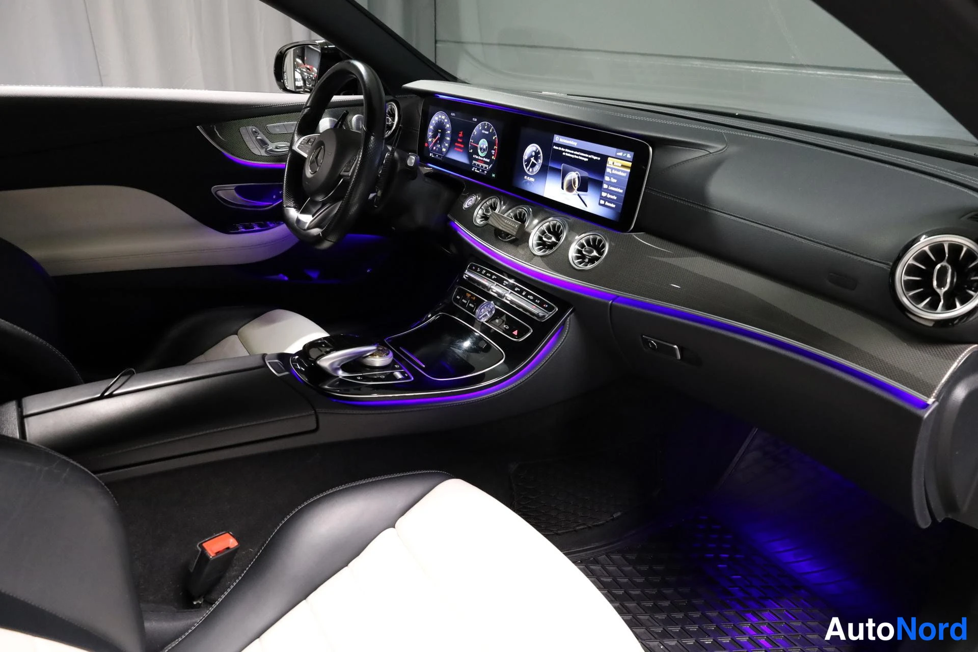 Black Mercedes-Benz E 2017, cockpit, photo 11