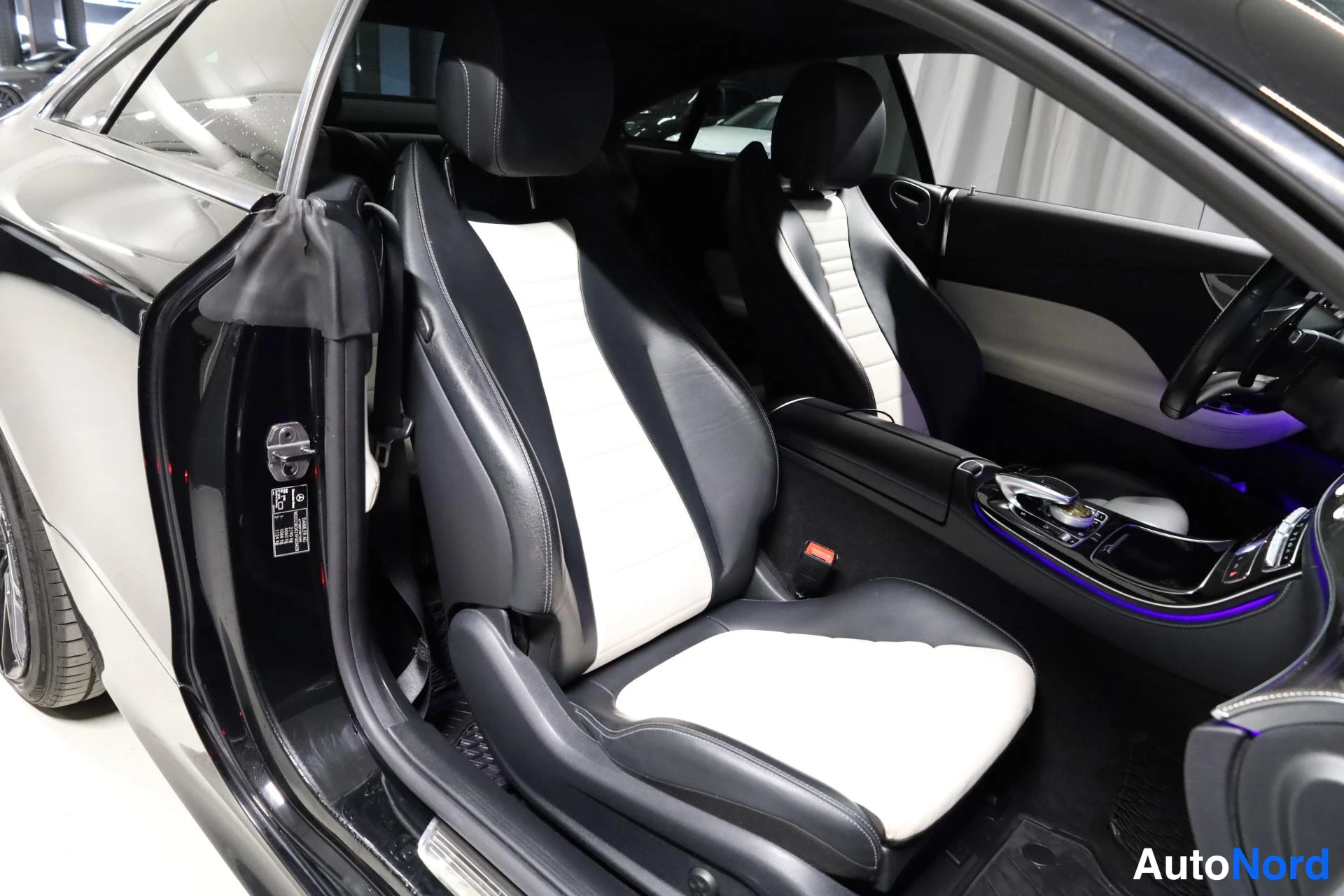 Black Mercedes-Benz E 2017, front seats, photo 15