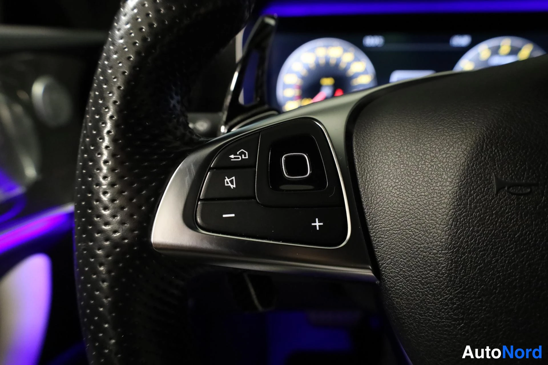 Black Mercedes-Benz E 2017, detail, photo 17