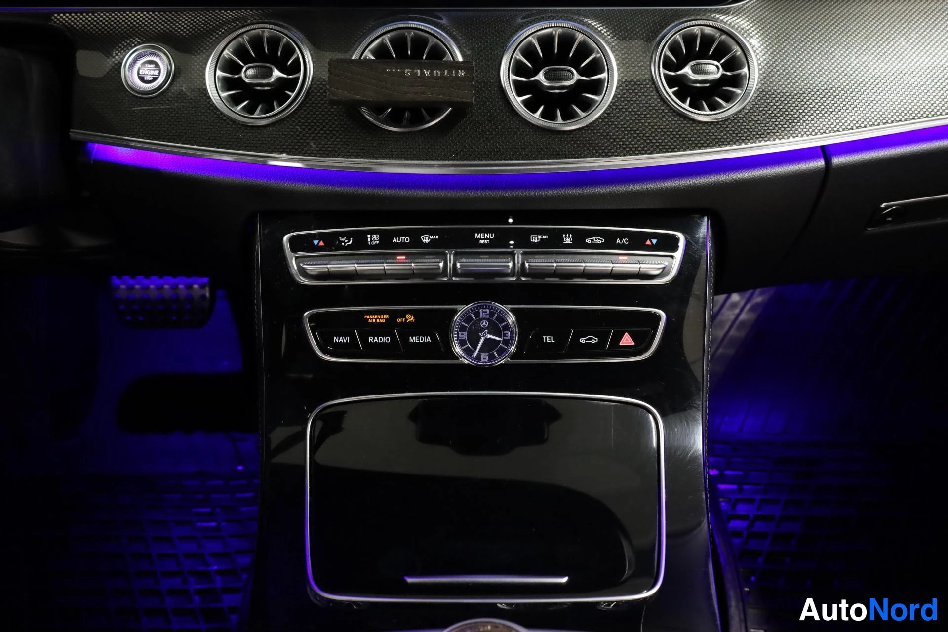 Black Mercedes-Benz E 2017, detail, photo 21
