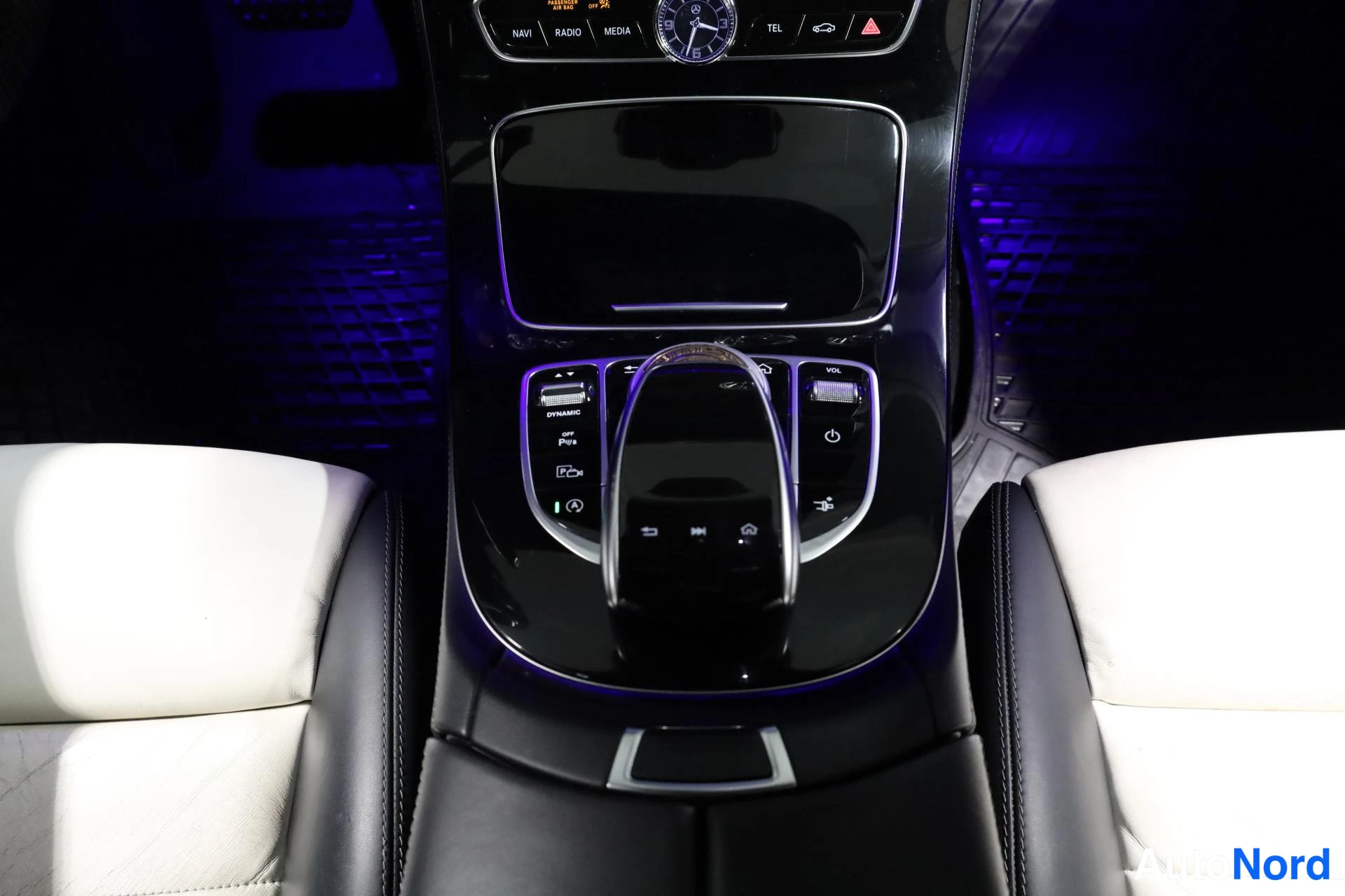Black Mercedes-Benz E 2017, detail, photo 22