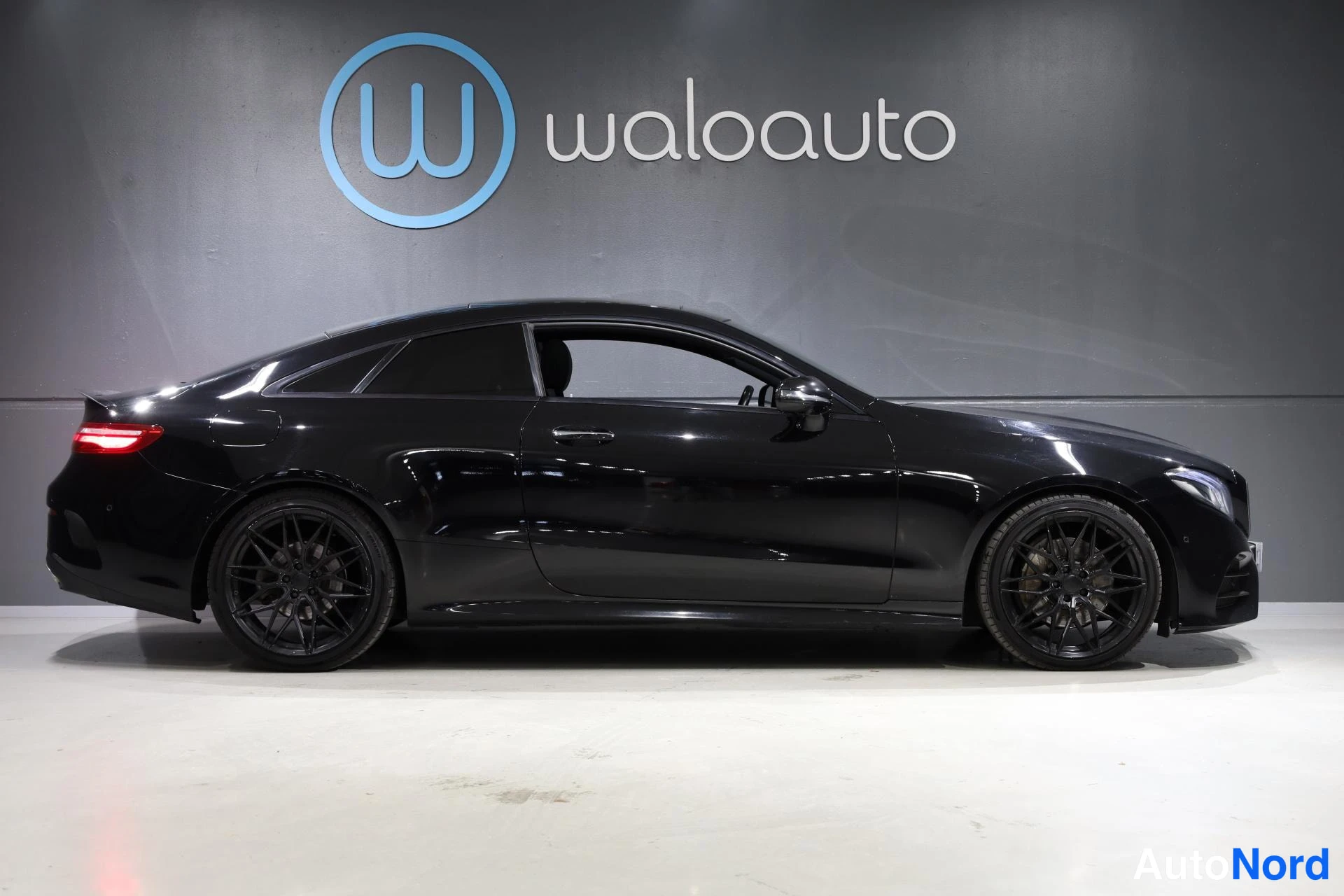 Black Mercedes-Benz E 2017, rear three-quarter, photo 5