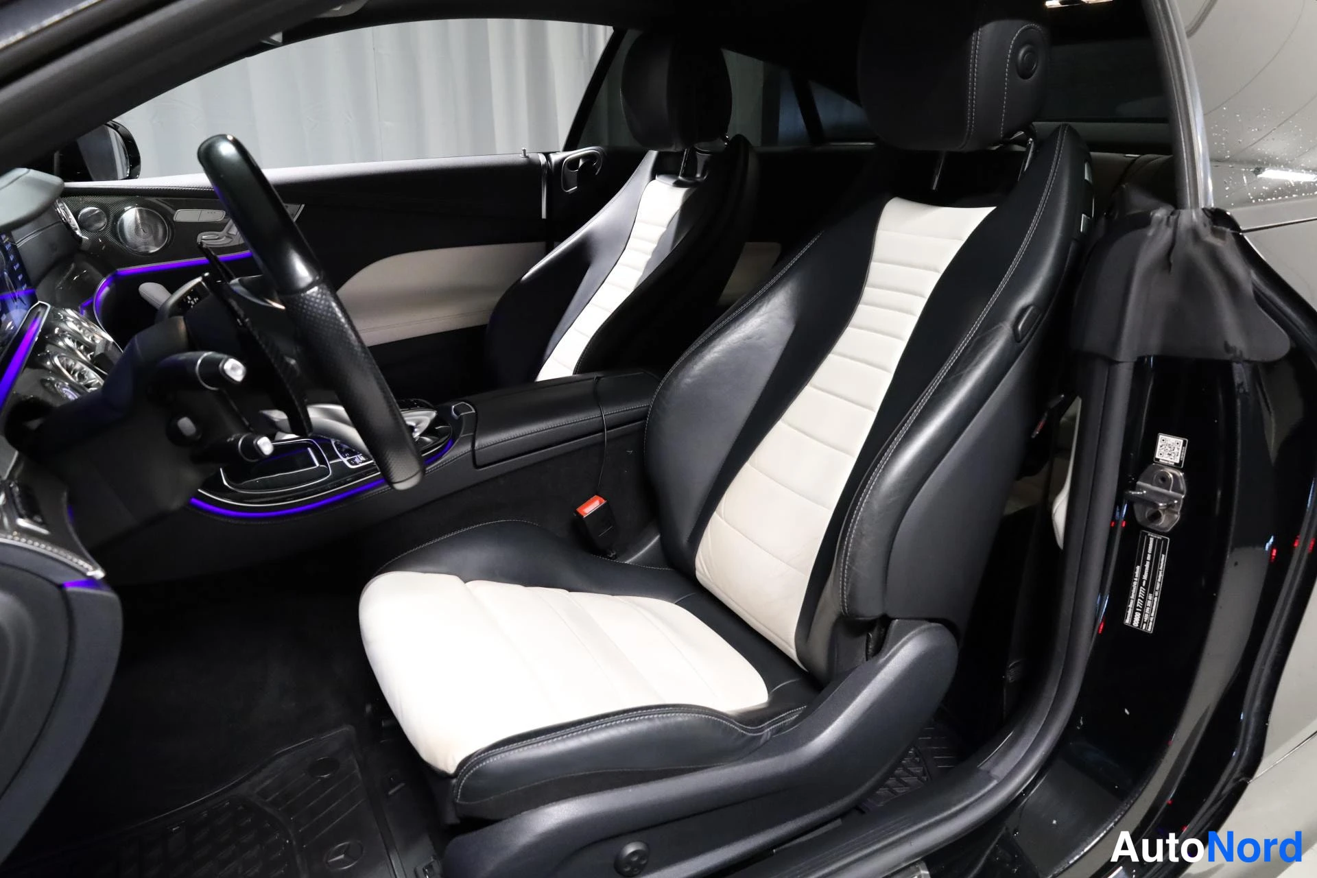 Black Mercedes-Benz E 2017, front seats, photo 14
