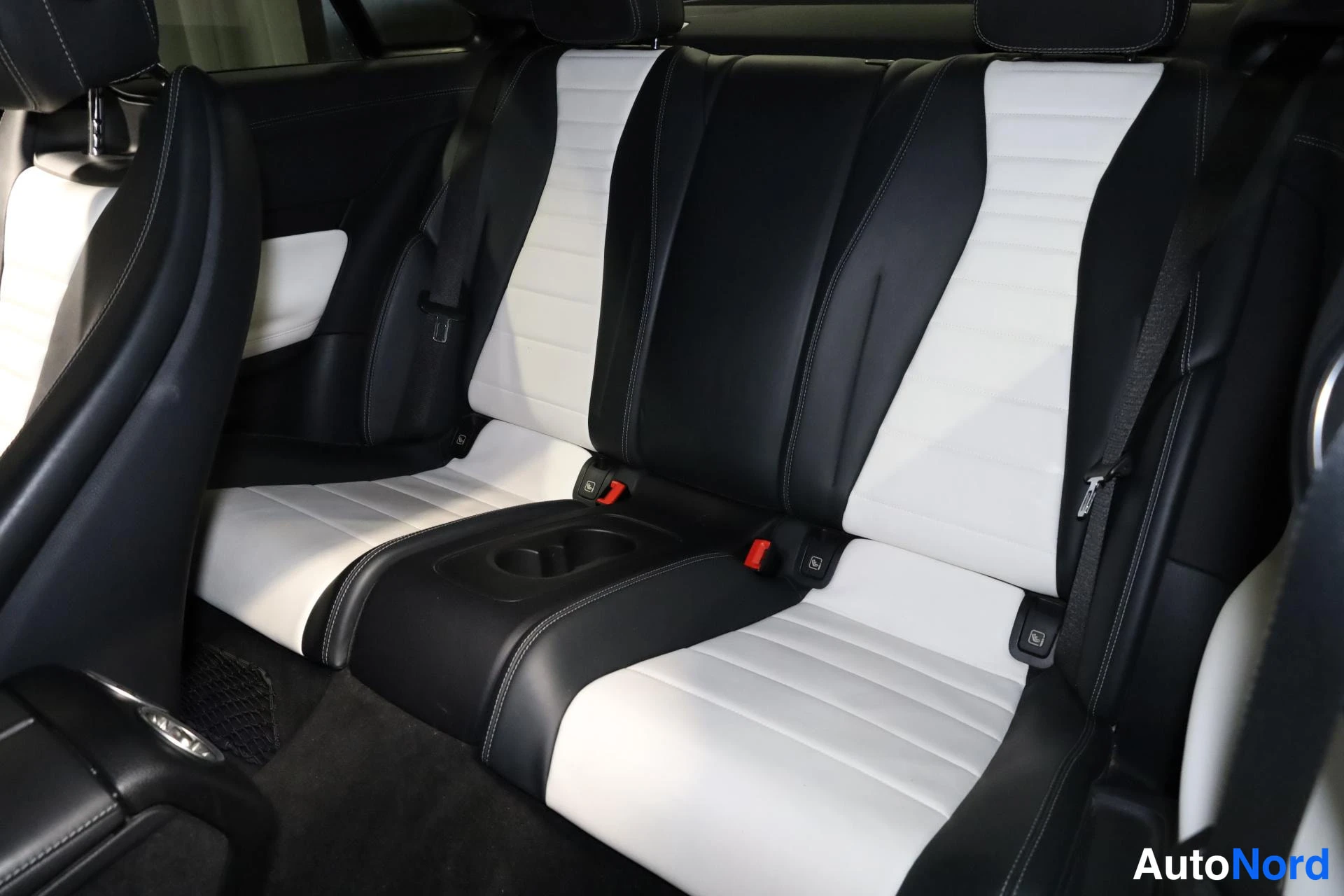 Black Mercedes-Benz E 2017, rear seats, photo 16