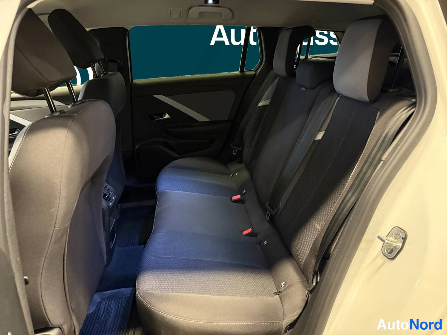Vit Opel Astra Sports Tourer 2024, baksäten, bild 13