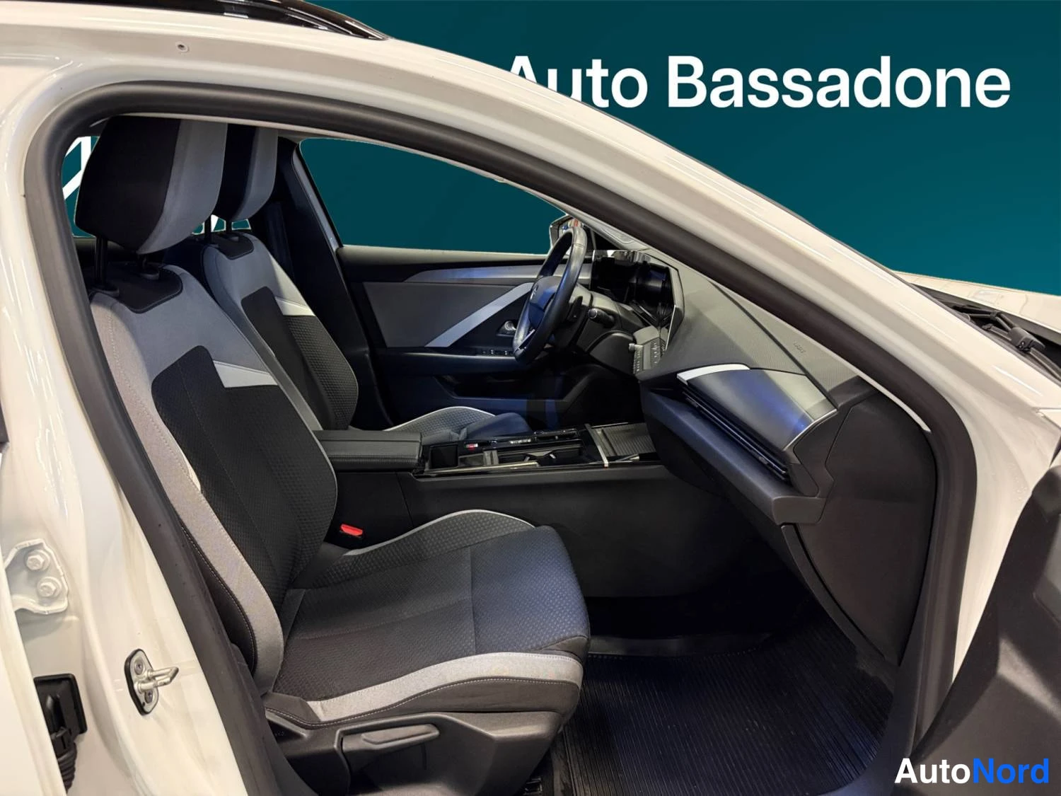 Vit Opel Astra Sports Tourer 2024, framsäten, bild 12