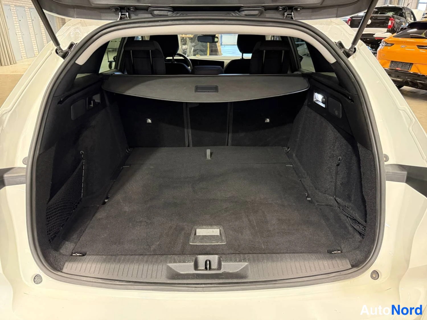 Vit Opel Astra Sports Tourer 2024, bagageutrymme, bild 14
