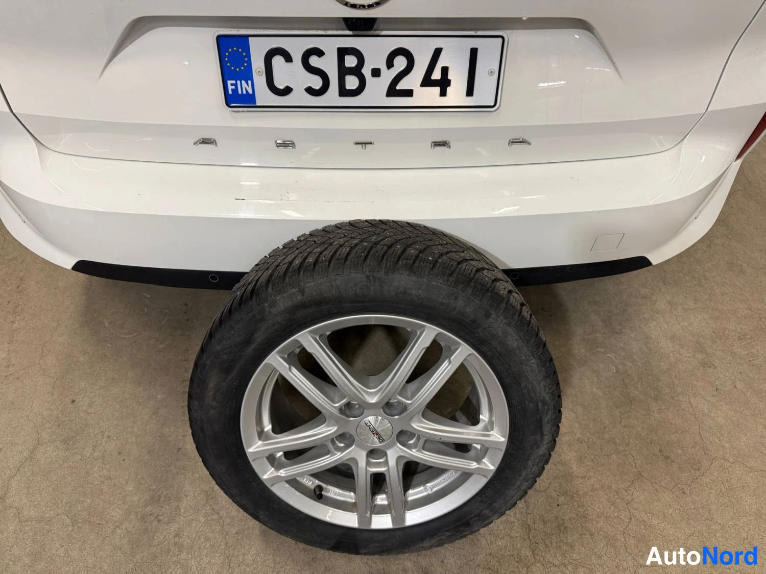 Vit Opel Astra Sports Tourer 2024, bakifrån, bild 9