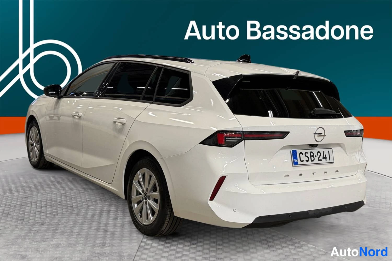 Vit Opel Astra Sports Tourer 2024, snett bakifrån, bild 7