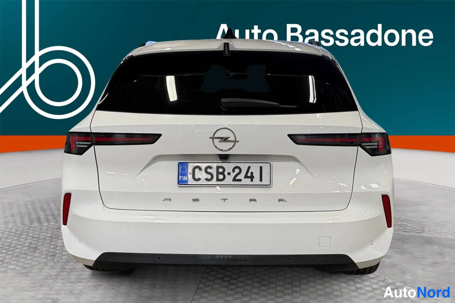 Vit Opel Astra Sports Tourer 2024, bakifrån, bild 8