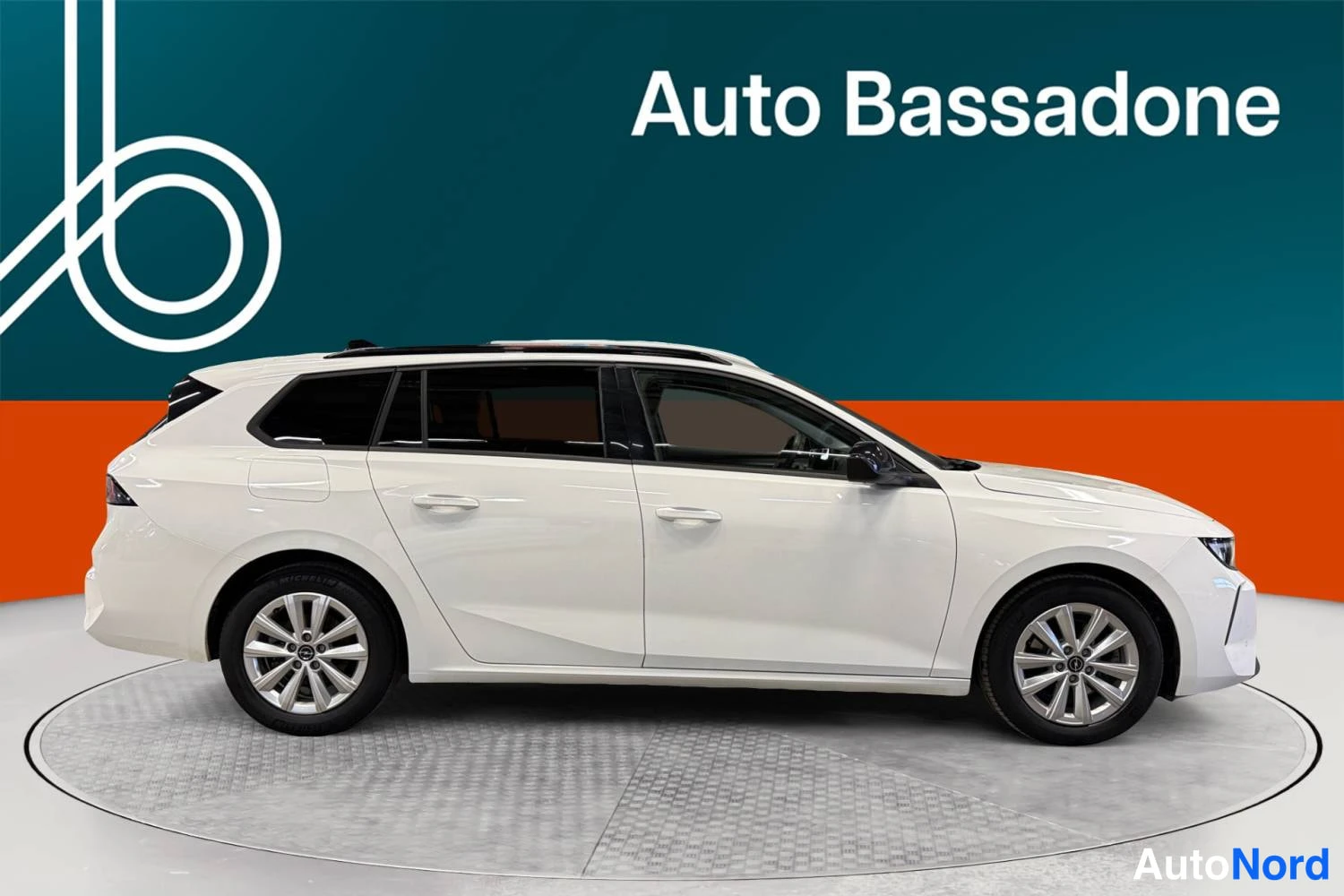 Vit Opel Astra Sports Tourer 2024, snett framifrån, fronten åt höger, bild 3
