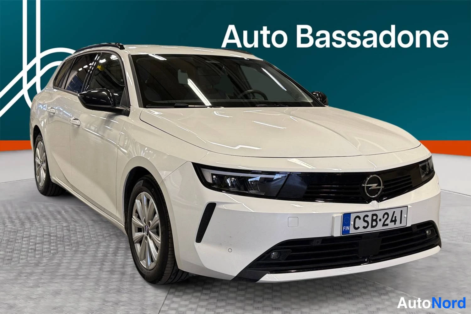 Vit Opel Astra Sports Tourer 2024, snett framifrån, fronten åt höger, bild 4