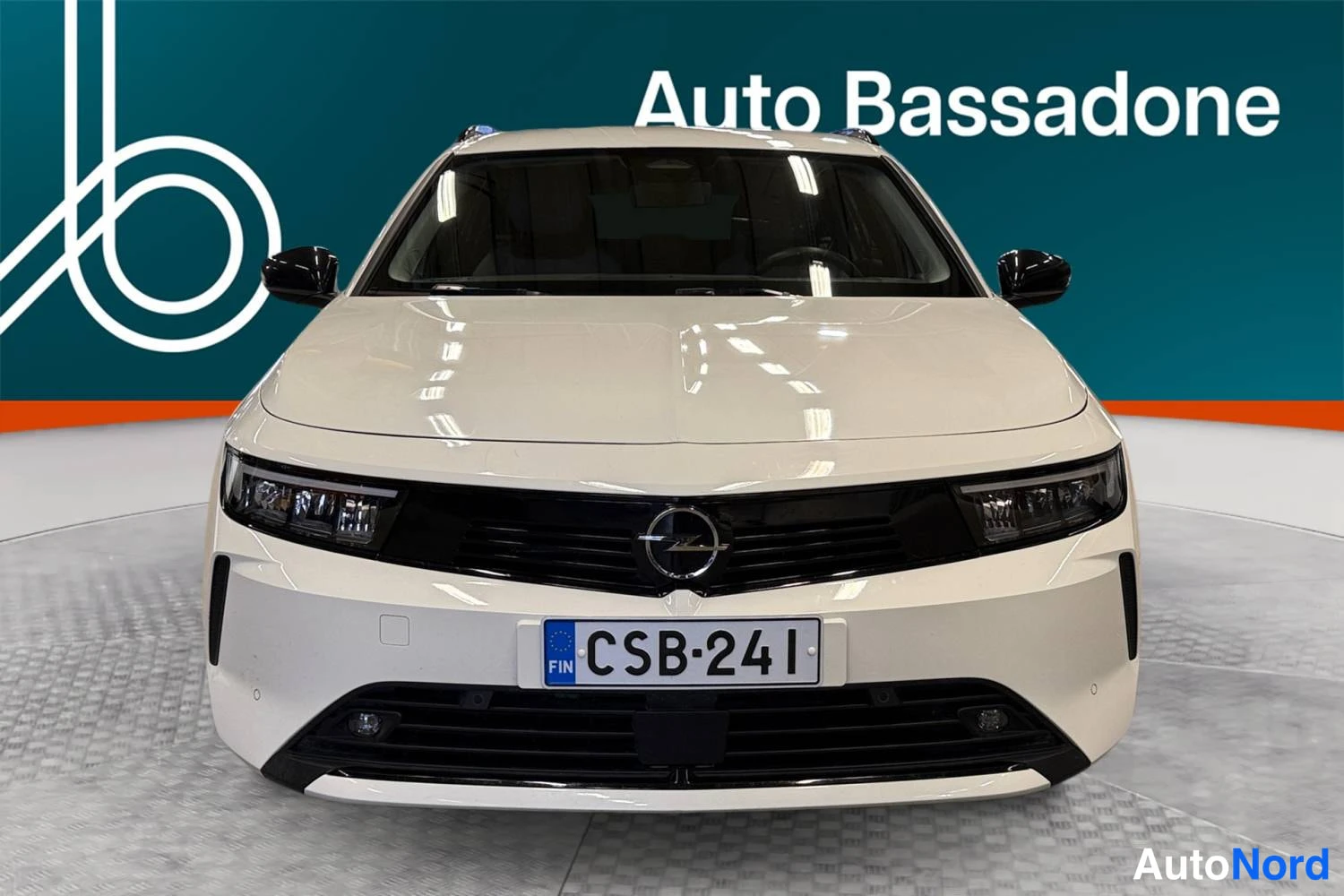 Vit Opel Astra Sports Tourer 2024, framifrån, bild 5