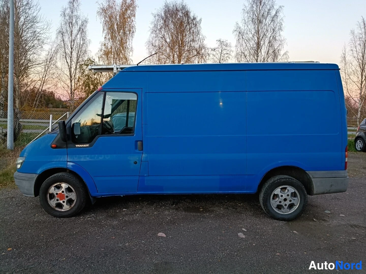 Sininen Ford Transit 2000, sivulta, kuva 4
