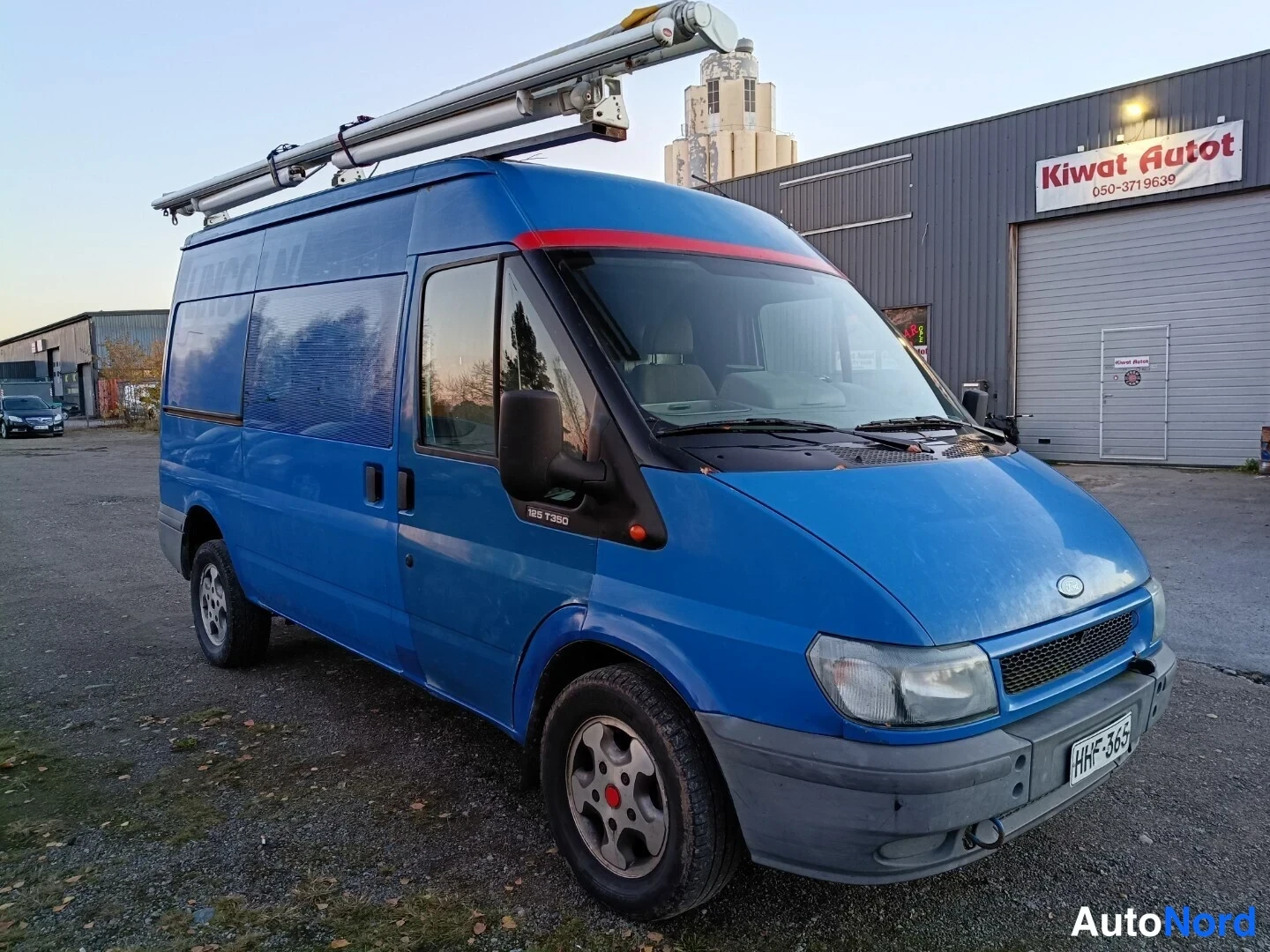 Sininen Ford Transit 2000, etuviisto, keula oikealle, kuva 2