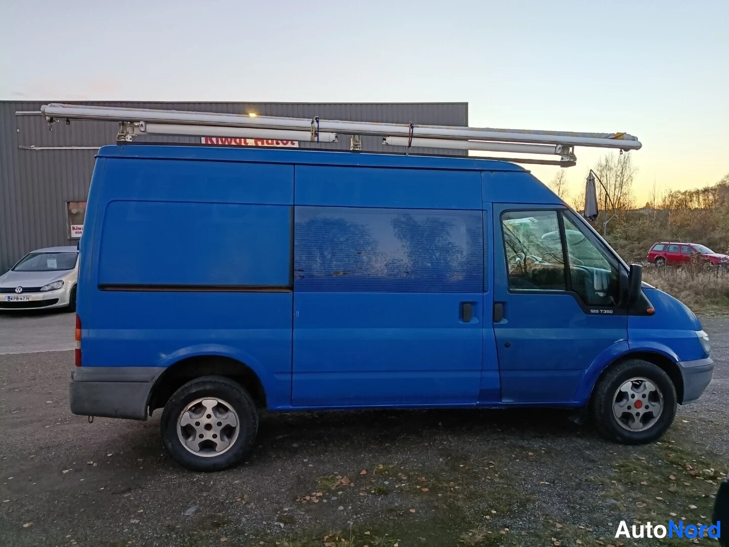 Sininen Ford Transit 2000, sivulta, kuva 3