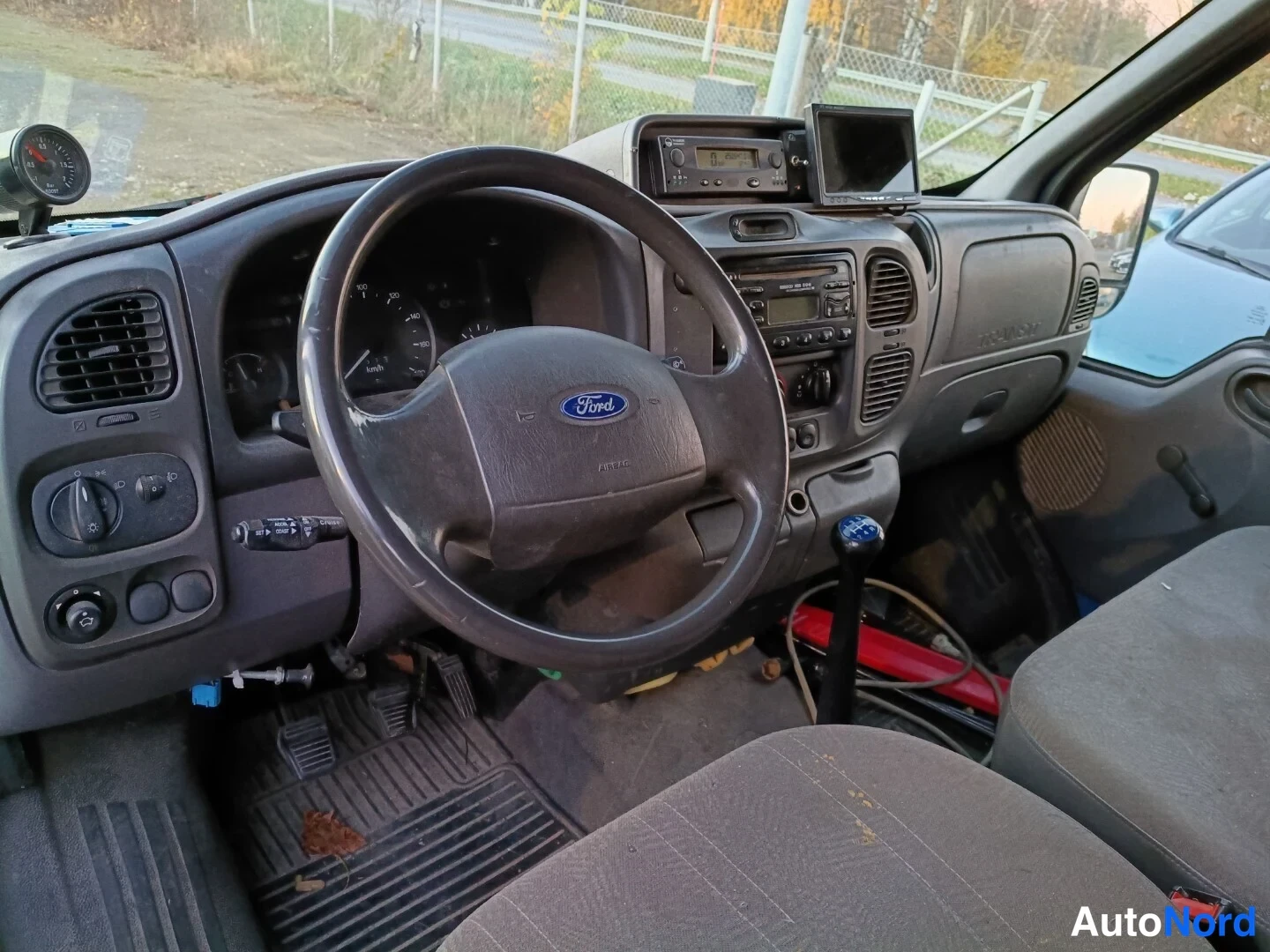 Sininen Ford Transit 2000, ohjaamo, kuva 7
