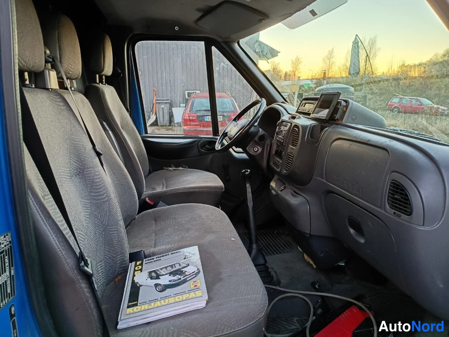 Sininen Ford Transit 2000, etuistuimet, kuva 8