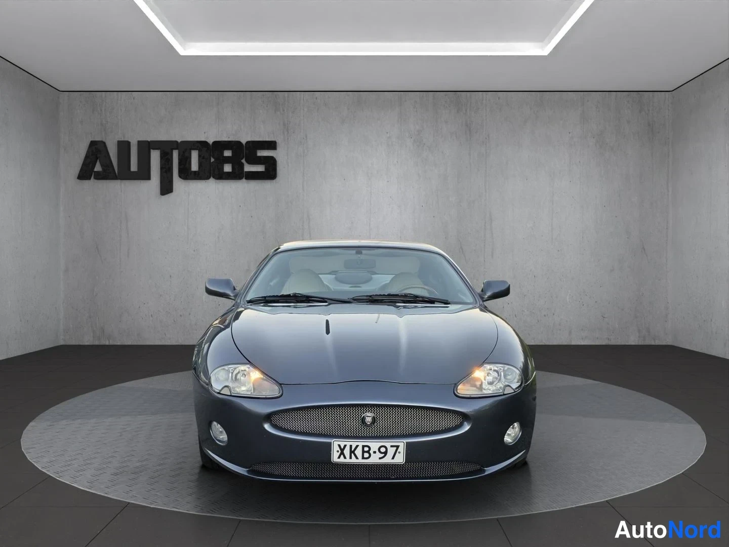 Vihreä Jaguar XK8 1997, edestä, kuva 4