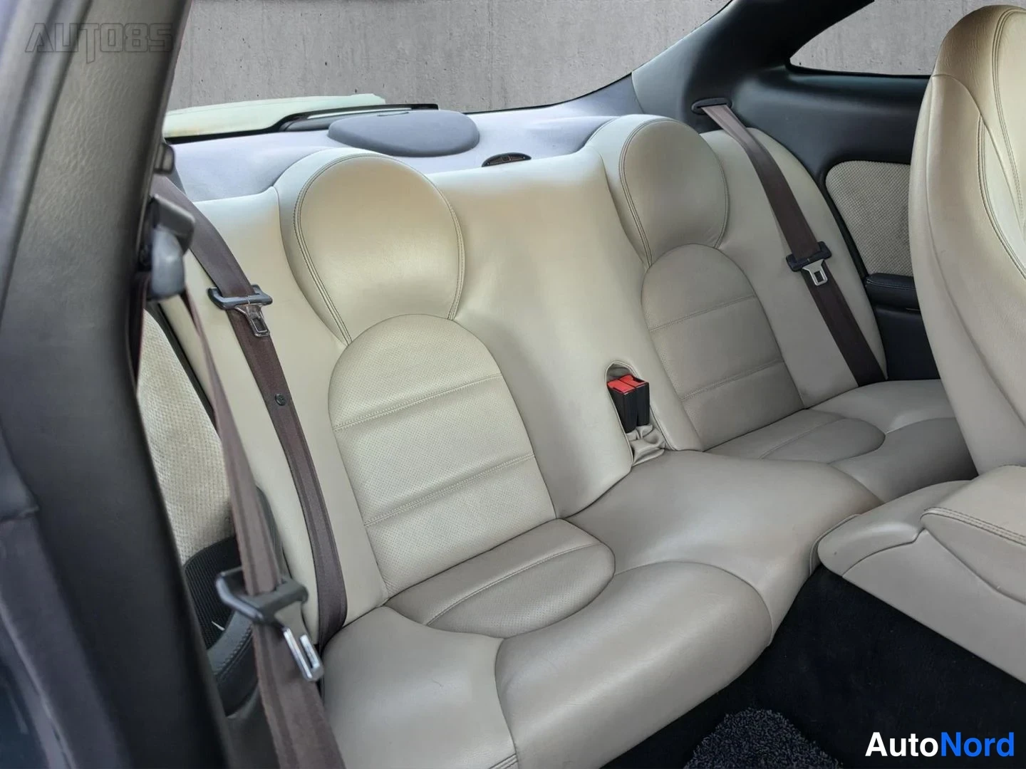 Vihreä Jaguar XK8 1997, takaistuimet, kuva 15