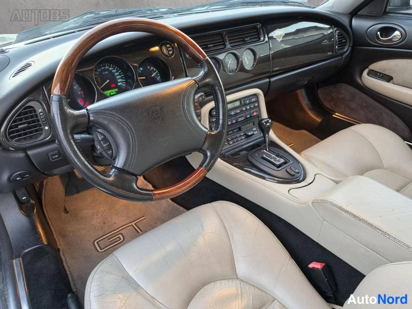 Vihreä Jaguar XK8 1997, ohjaamo, kuva 9