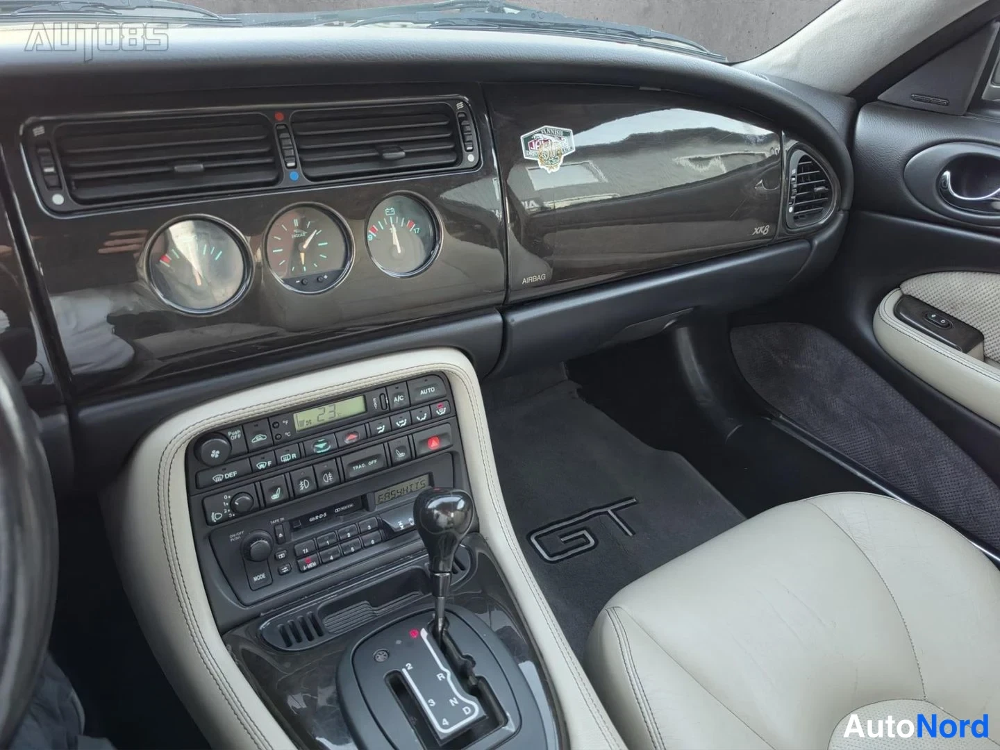 Vihreä Jaguar XK8 1997, ohjaamo, kuva 10
