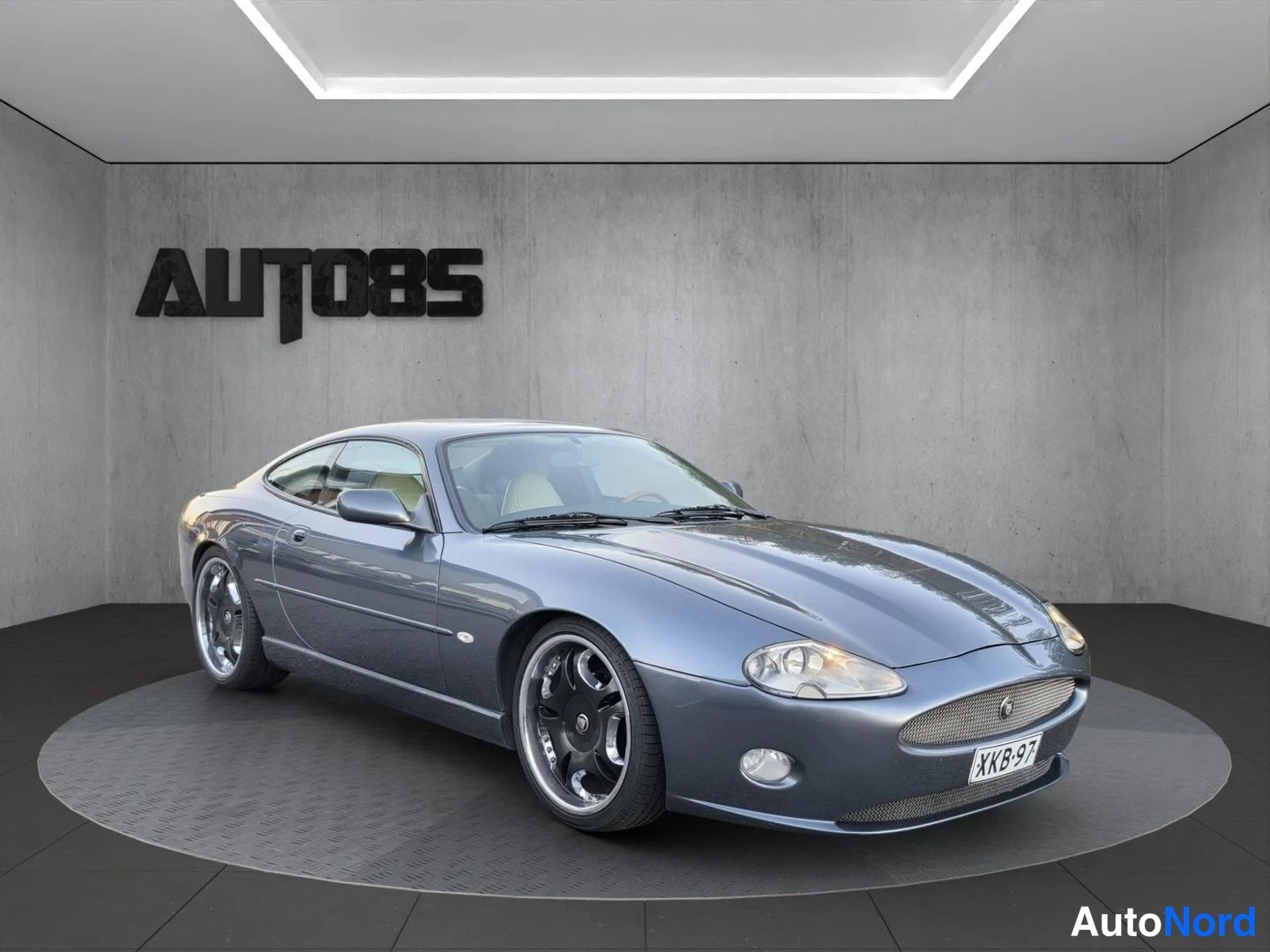 Vihreä Jaguar XK8 1997, etuviisto, keula oikealle, kuva 2