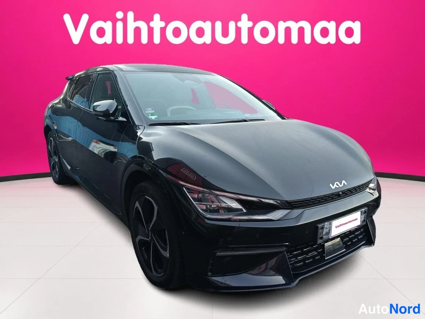 Musta Kia EV6 GT 2023, etuviisto, keula oikealle, kuva 2
