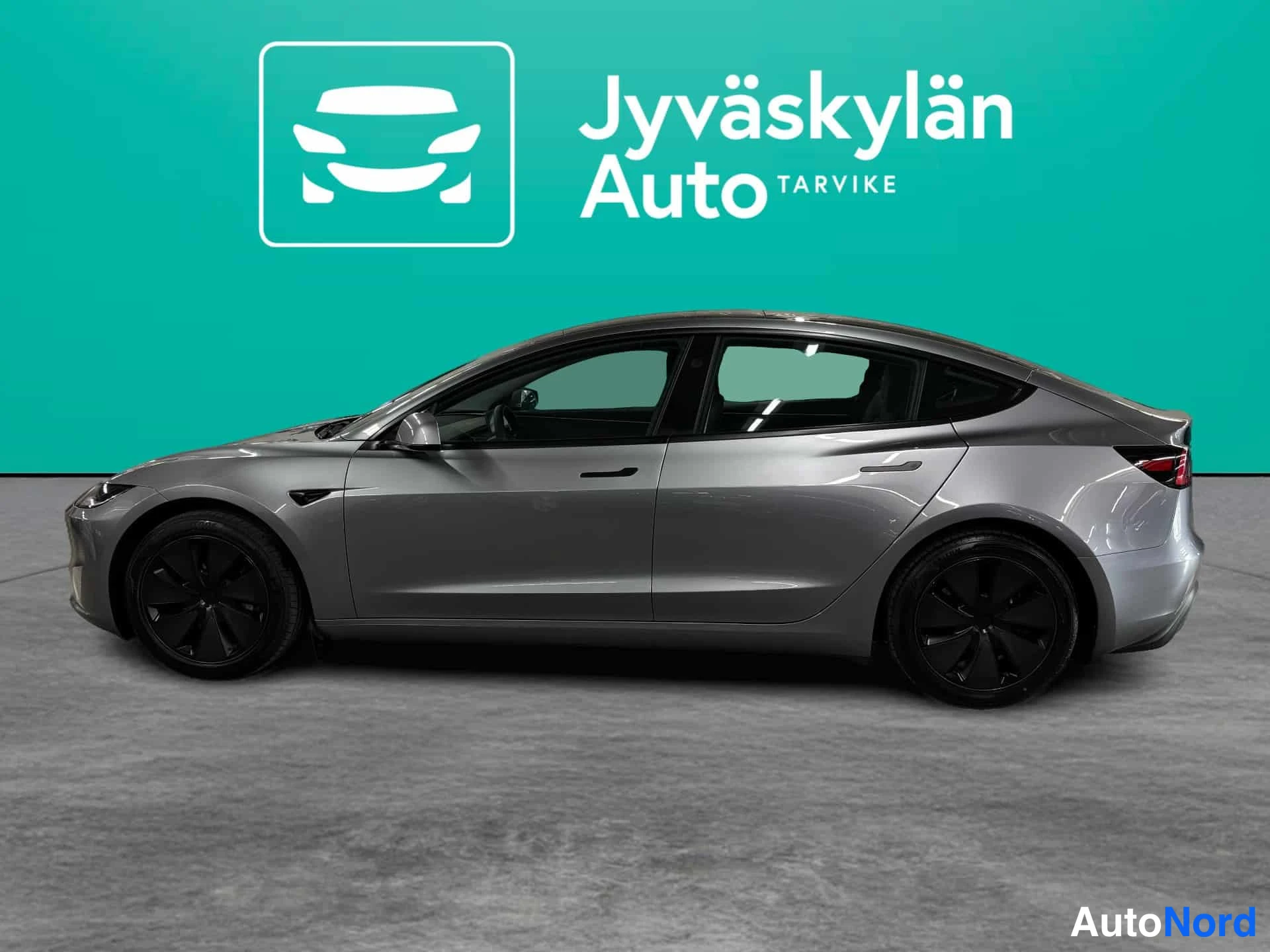 Harmaa Tesla Model 3 2024, etuviisto, keula vasemmalle, kuva 2