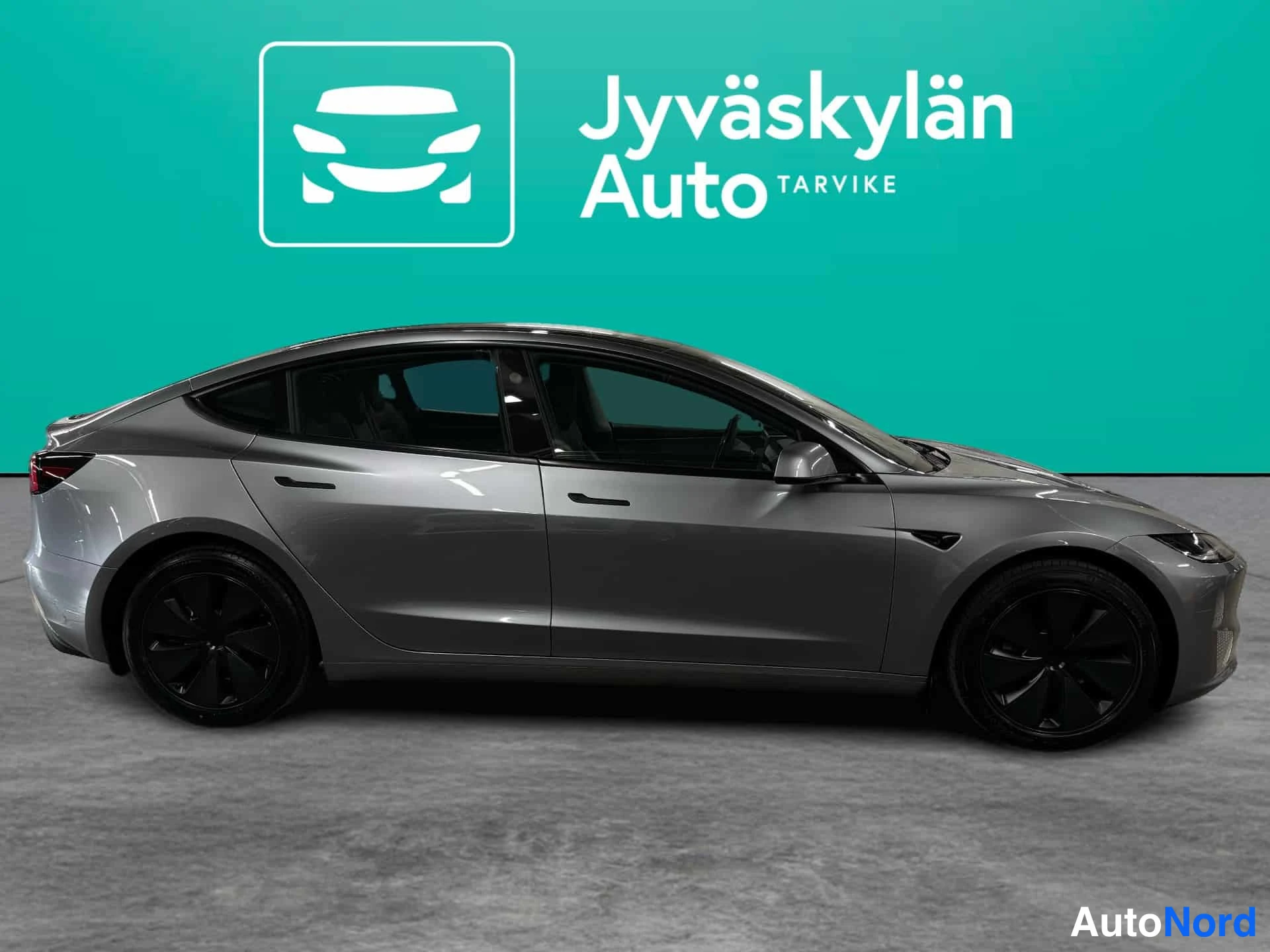 Harmaa Tesla Model 3 2024, sivulta, kuva 5