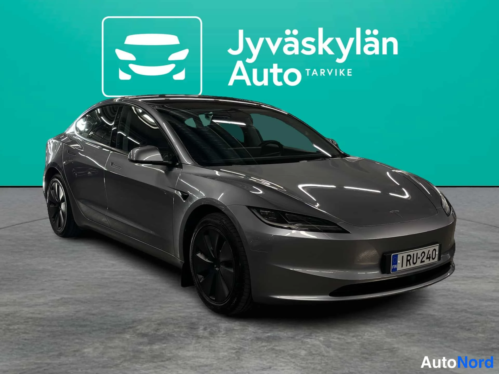 Harmaa Tesla Model 3 2024, etuviisto, keula oikealle, kuva 3