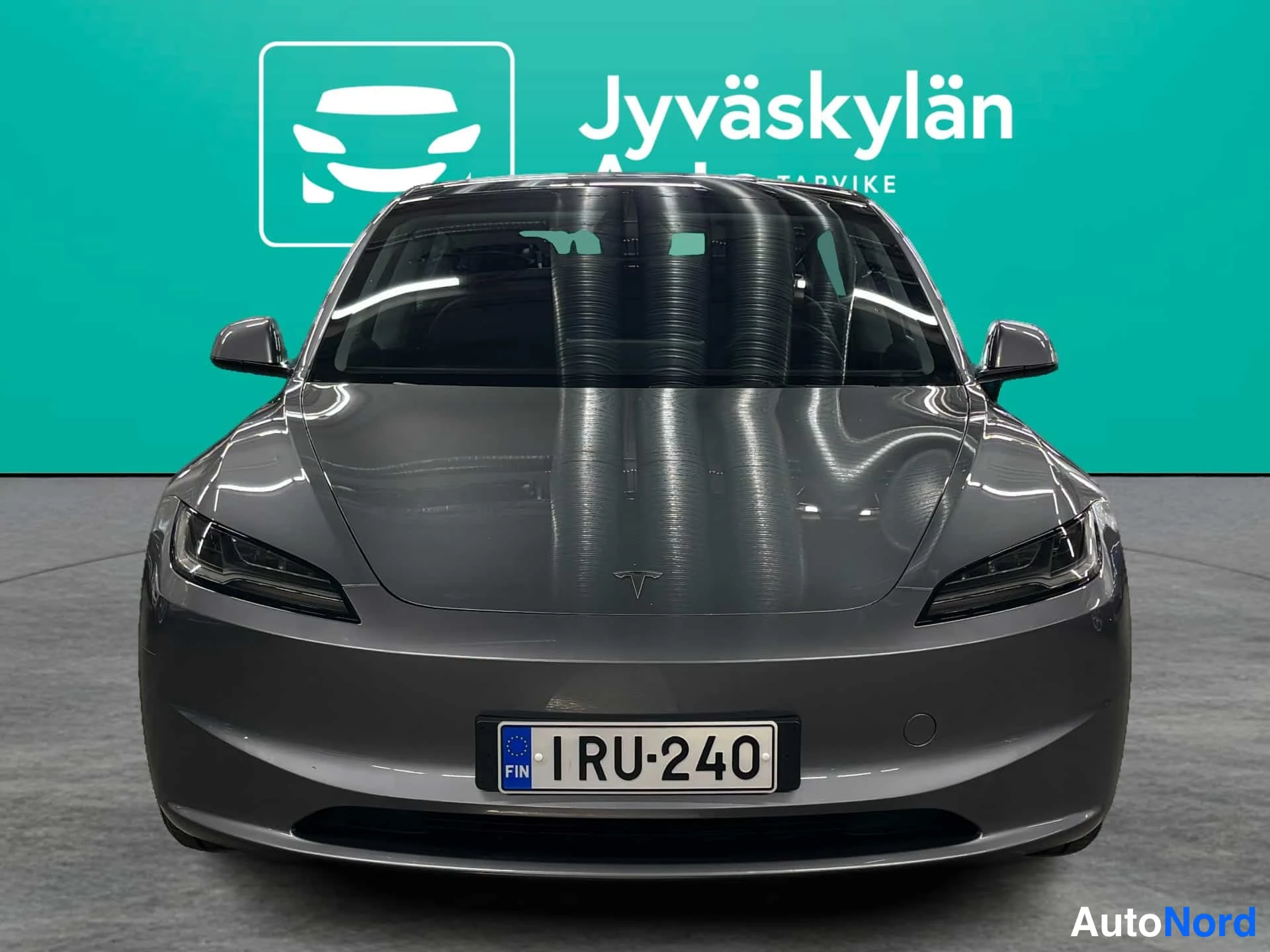 Harmaa Tesla Model 3 2024, edestä, kuva 4
