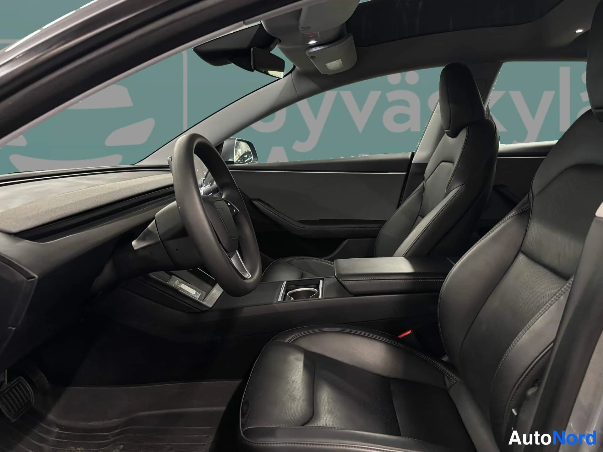 Harmaa Tesla Model 3 2024, etuistuimet, kuva 12