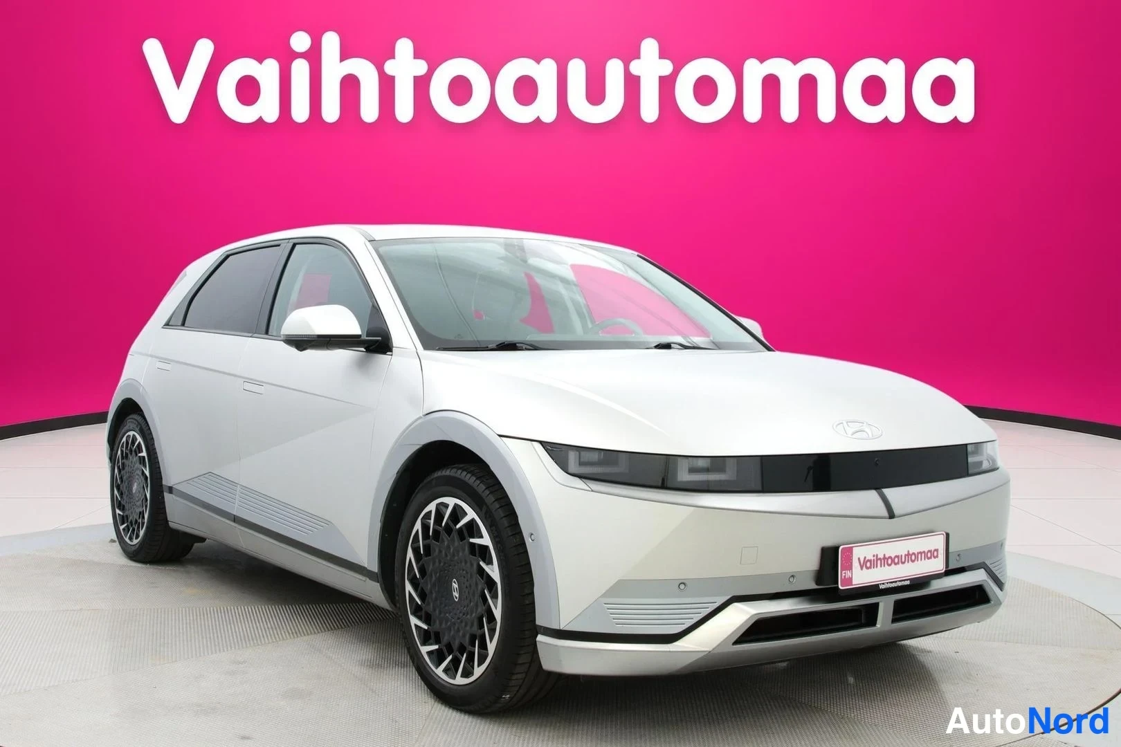 Harmaa Hyundai Ioniq 5 2022, etuviisto, keula oikealle, kuva 2