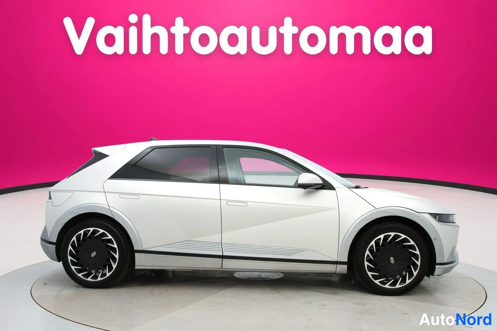Harmaa Hyundai Ioniq 5 2022, sivulta, kuva 3