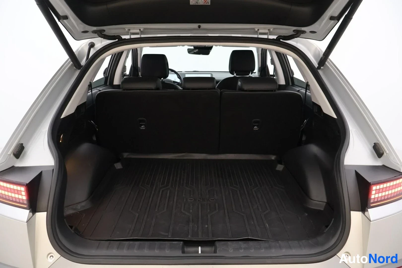 Harmaa Hyundai Ioniq 5 2022, tavaratila, kuva 16