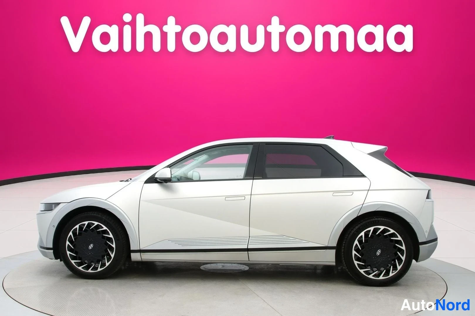 Harmaa Hyundai Ioniq 5 2022, sivulta, kuva 4