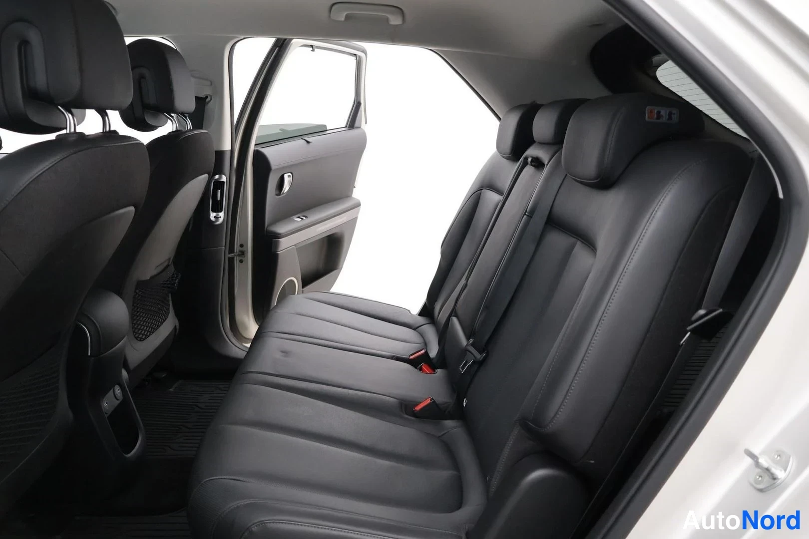 Harmaa Hyundai Ioniq 5 2022, takaistuimet, kuva 15