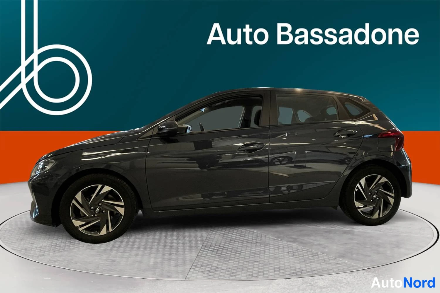 Harmaa Hyundai I20 2023, etuviisto, keula vasemmalle, kuva 2